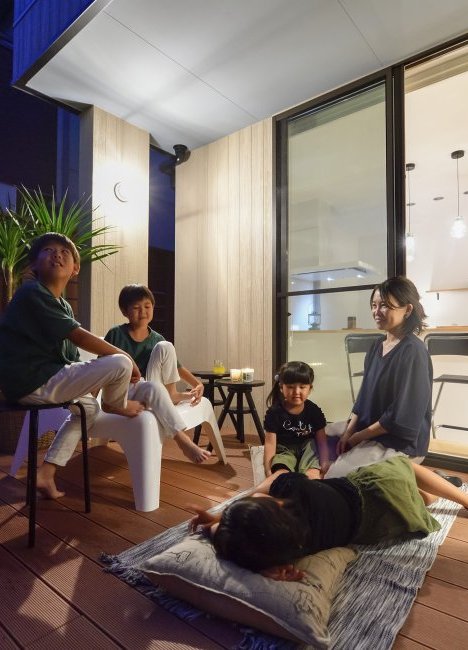 ウッドデッキのある無垢材をふんだんに使った
シンプルモダンの家