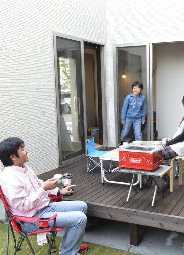 ウッドデッキで思いっきり遊べる
板張り天井のある住まい　