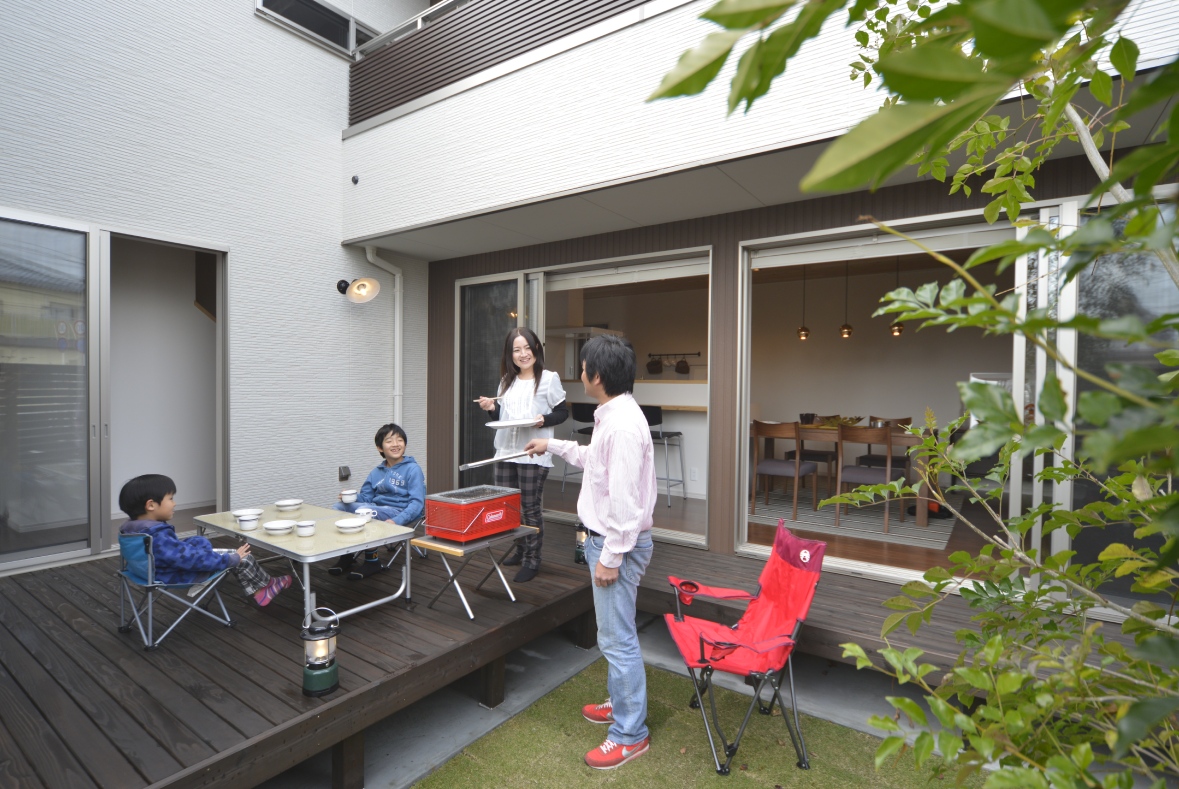 ウッドデッキで思いっきり遊べる
板張り天井のある住まい　