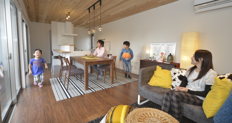 ウッドデッキで思いっきり遊べる
板張り天井のある住まい　