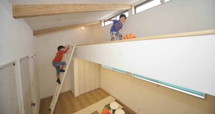 ウッドデッキで思いっきり遊べる
板張り天井のある住まい　