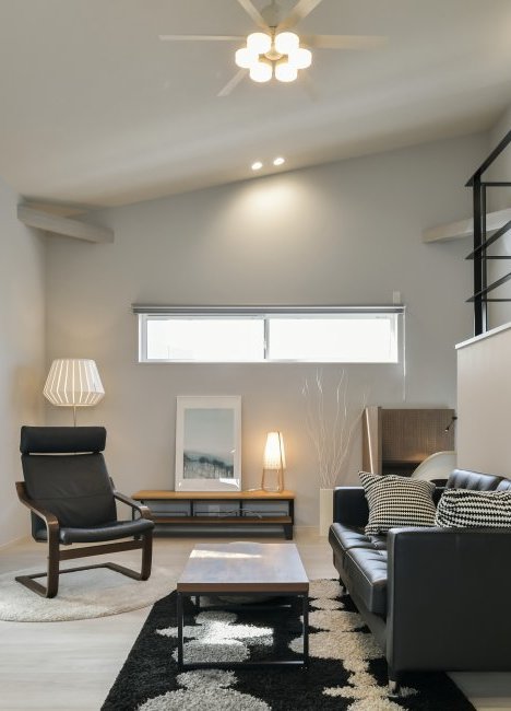 勾配天井の広々リビングのある平屋　