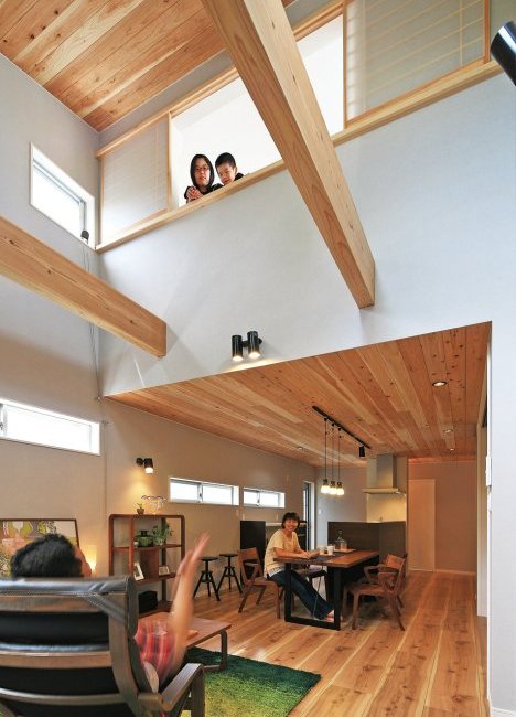 自然素材を惜しみなく使った
吹き抜けのある住まい　