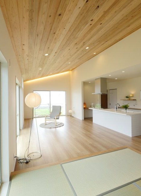 大開口の窓で採光性抜群の勾配天井のある平屋　