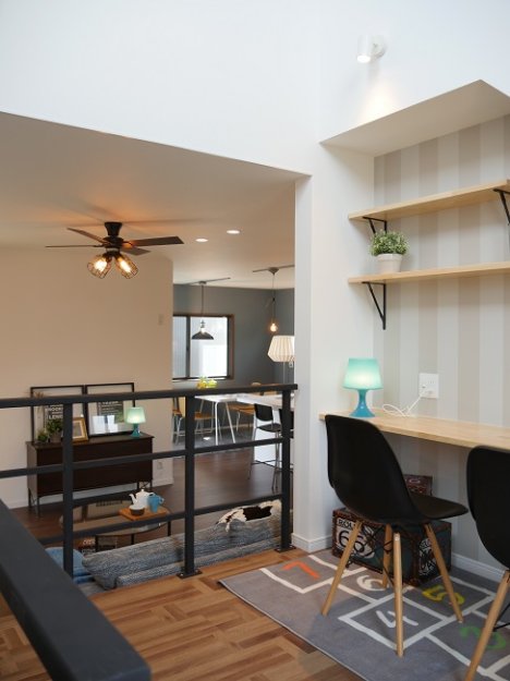 吹き抜け中2階ファミリースペースのあるヴィンテージスタイルの家