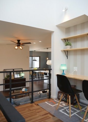 吹き抜け中2階ファミリースペースのあるヴィンテージスタイルの家