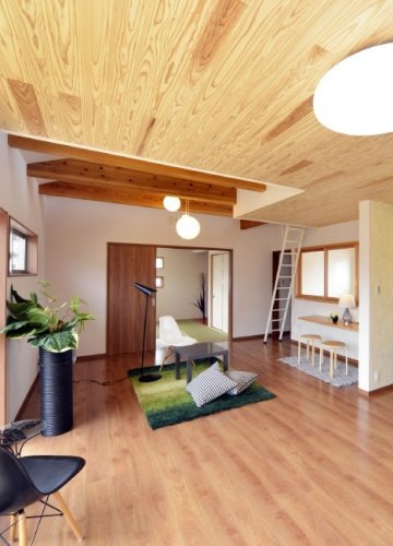 インナーガレージと吹き抜け2階リビングのある家