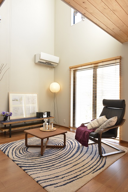 自然素材を使ったリビングで
落ち着いて暮らせる
吹き抜けのある家