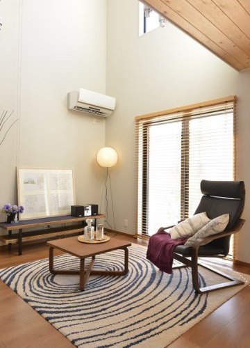 自然素材を使ったリビングで
落ち着いて暮らせる
吹き抜けのある家