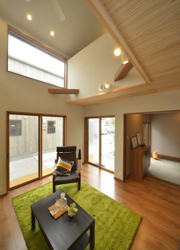 吹き抜け部分の窓から たっぷりの光が差し込むのびのびと暮らせる家