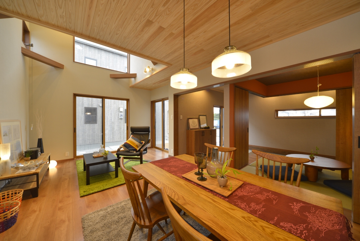 吹き抜け部分の窓から
たっぷりの光が差し込むのびのびと暮らせる家