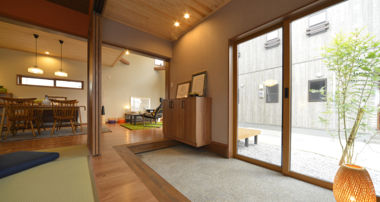 吹き抜け部分の窓から
たっぷりの光が差し込むのびのびと暮らせる家