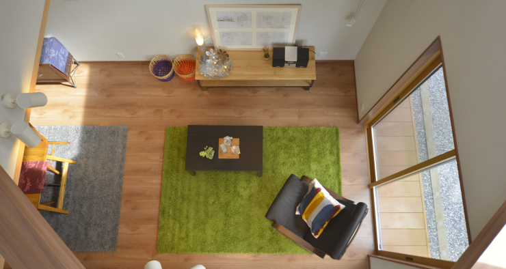 吹き抜け部分の窓から
たっぷりの光が差し込むのびのびと暮らせる家