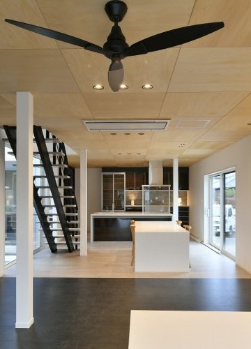 趣味と実益の両方を兼ね備えた家！
猫が遊べるキャットルームと中庭があるガレージハウス　