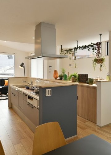 街なかでも快適に暮らせる工夫満載！
インナーガレージと坪庭のある２階リビングがある家　