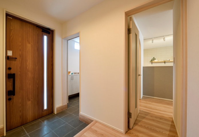 キッチンまで直通の家族用のプライベート玄関