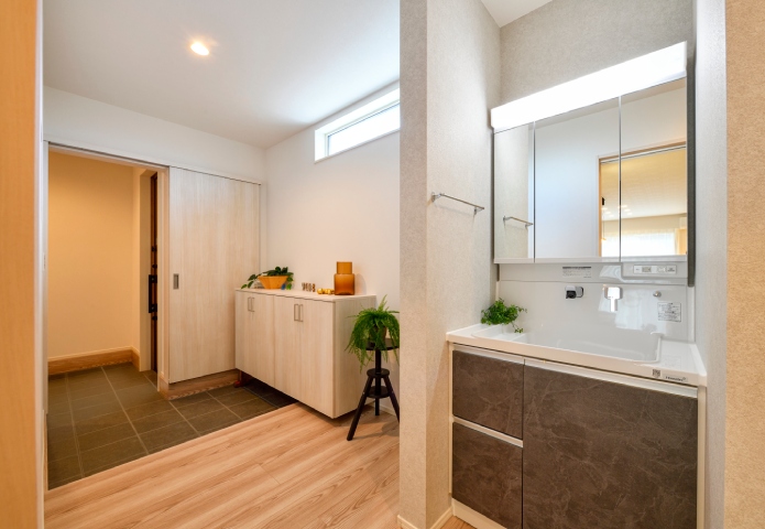 キッチンまで直通の家族用のプライベート玄関