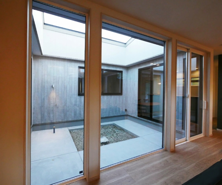 お家時間を充実させる11帖の広々とした中庭