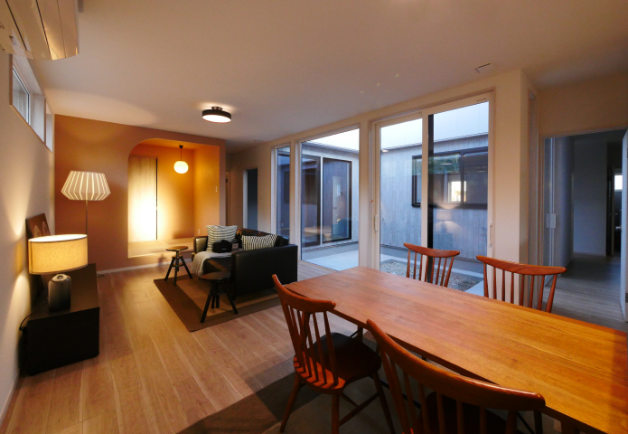 中庭とつながる、光あふれるリビング空間