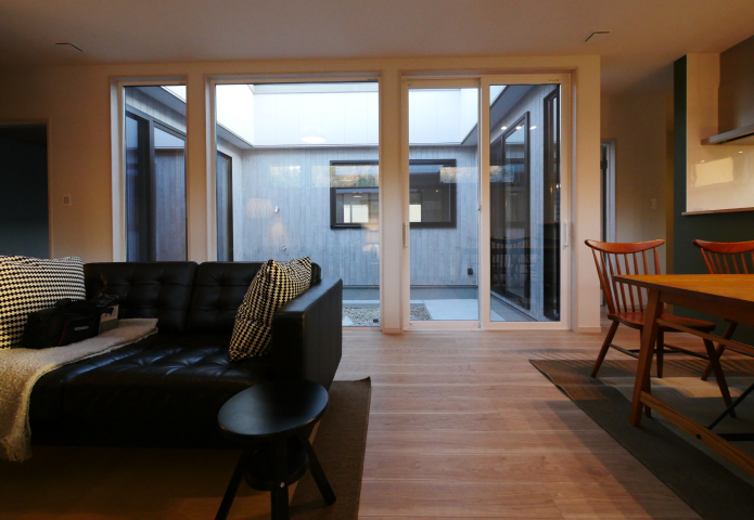 中庭とつながる、光あふれるリビング空間